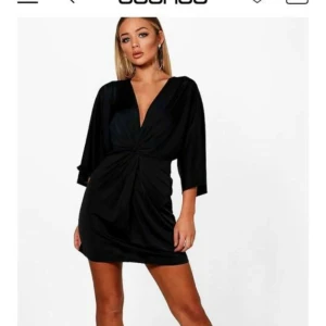  - Oanvänd klänning med lappen kvar. Köparen står för frakten 