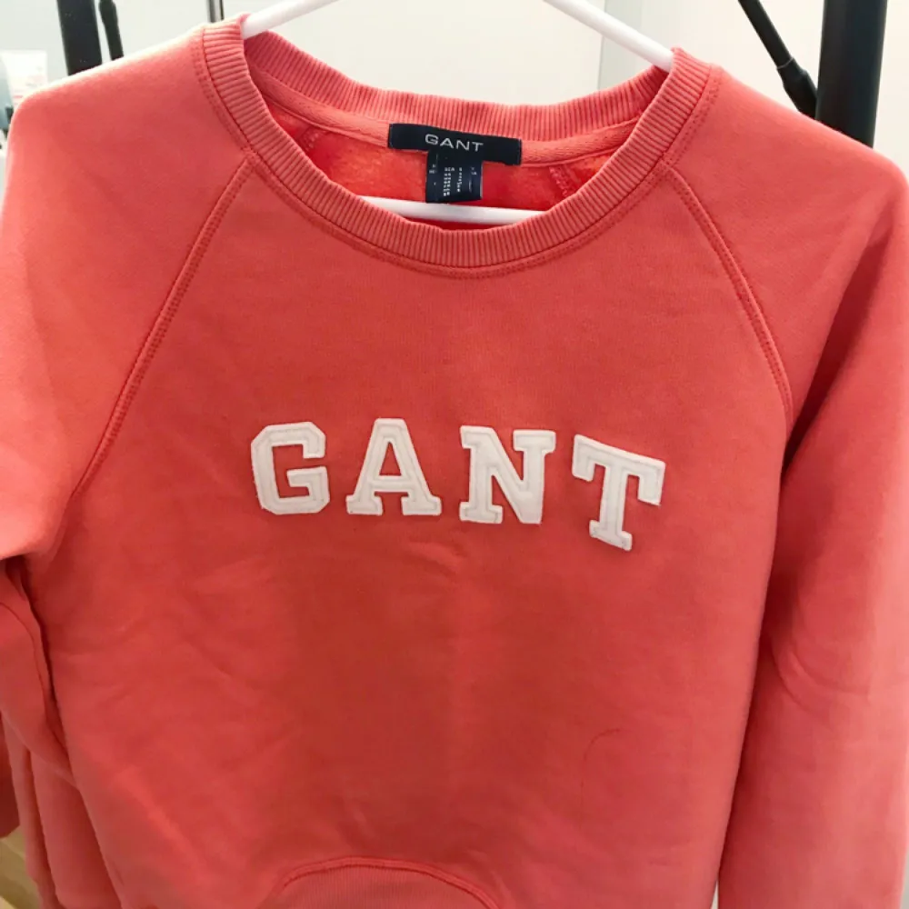 Säljer min Gant-tröja som jag endast använt 2 gånger! Säljes på grund av att jag fick denna i present och den ligger bara och vilar i garderoben.  Köparen står för frakten!. Tröjor & Koftor.