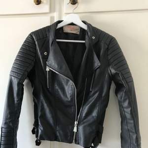 Black moto-jacket från Chiquelle, mycket sparsamt använd! Är strl 40 men liten i storleken så skulle säga att den är närmre 38 :)