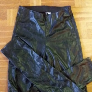  - Leggings i fuskskinn i en storlek 38. Elastisk midja. 