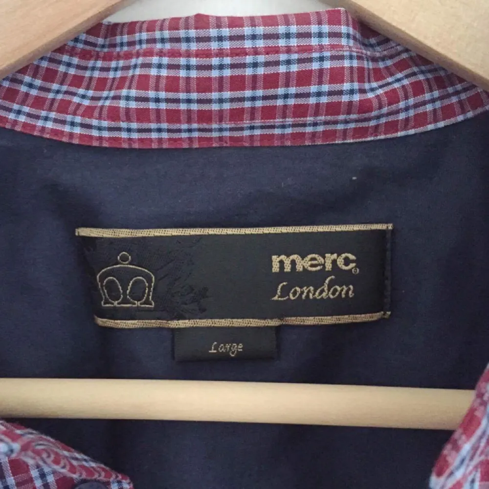 Rutig skjorta av märket ”Merc London”(?) size Large.. Skjortor.