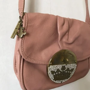  - Gammelrosa väska från Friis&Company. Knappt använd, men bruksskick då ett par stenar lossnat samt en liten klisterlapp på baksidan av väskan. Fler bilder kan skickas vid intresse! Supersöt!  Kan mötas i Stockholm eller skickas mot fraktkostnad! ✨🌸✨