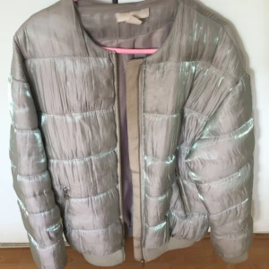  - Supercool oversize silverjacka i bombermodell från H&M. Strl XS men passar allt från S-L.