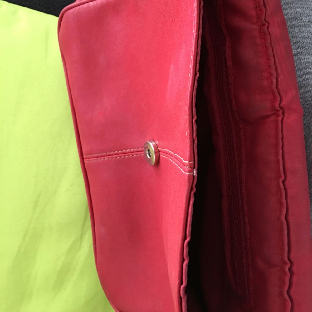 Röd väska det går inte att knäppa väskan så det är det till händiga personen att fixa till väskan och det finns en säkerhetsnål till. Annars är väskan i bra skick. Frakt till kommer. . Väskor.