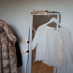  - Topp från MQ med broderade blommor i mönstret som passar mindre storlekar lika bra