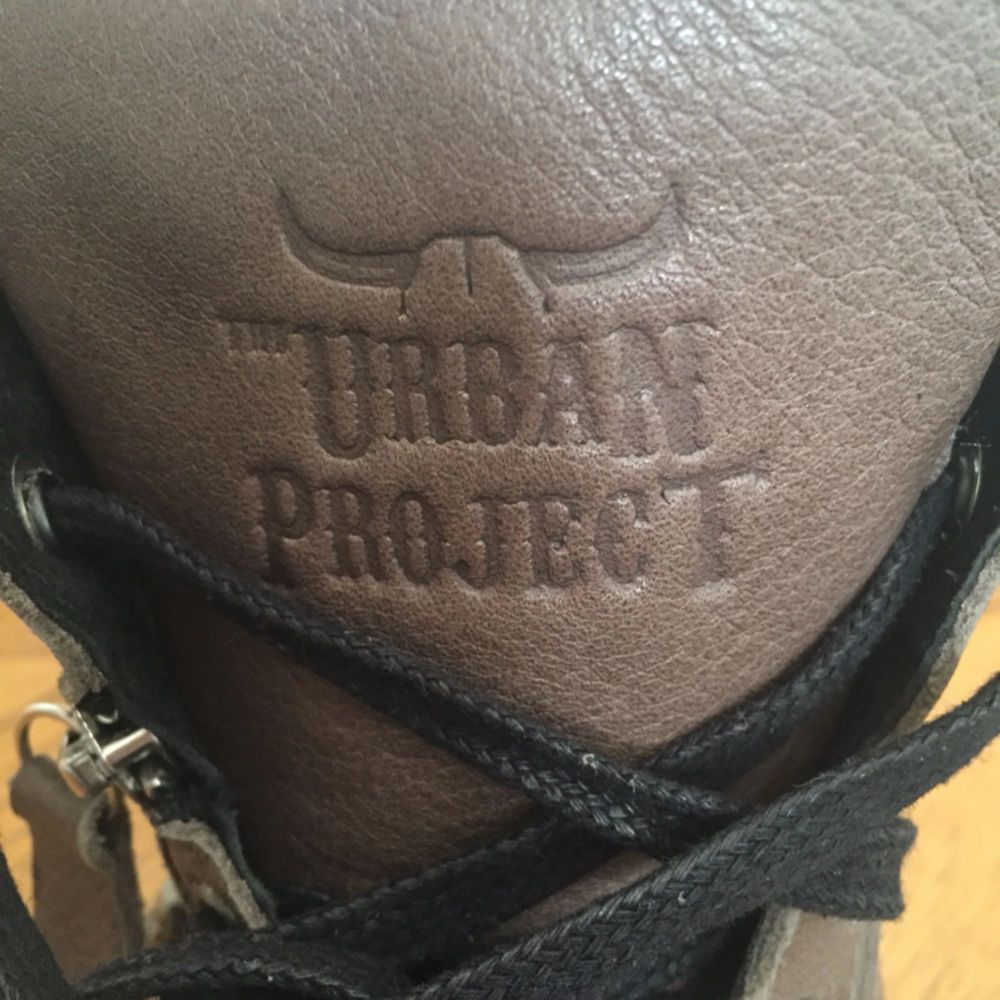 Urban project sko med döskallar på i storlek 38. Är i gott skick och helt nya har i princip aldrig använt dom. Nypris ca 400+. Skor.