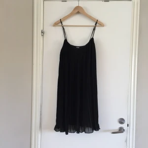  - En festlig plisserad klänning i mycket bra skick, använd en gång av mig. Kan mötas upp i Göteborg. Köparen står för frakt.