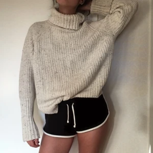  - Stickad polo-tröja från h&m strl L