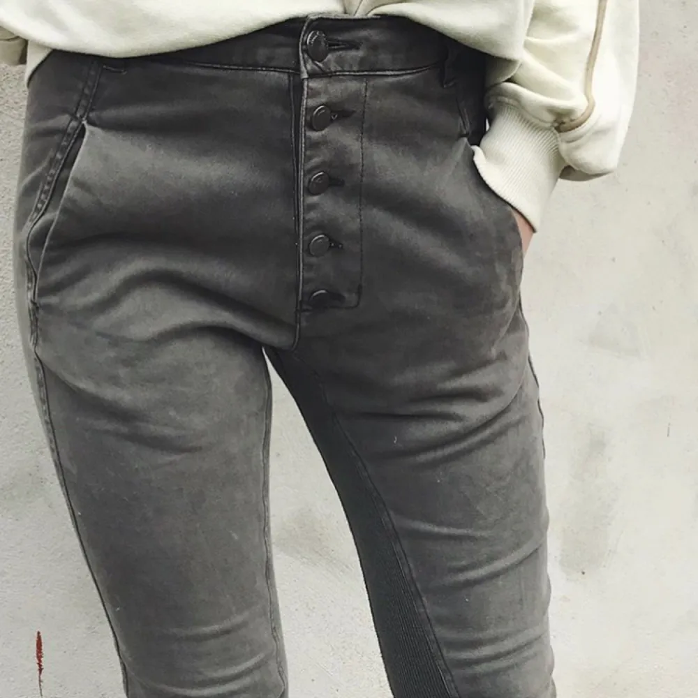 Coola byxor i skönt material. De är i mycket fint skick, endast använda 1-2 gånger 💫. Jeans & Byxor.