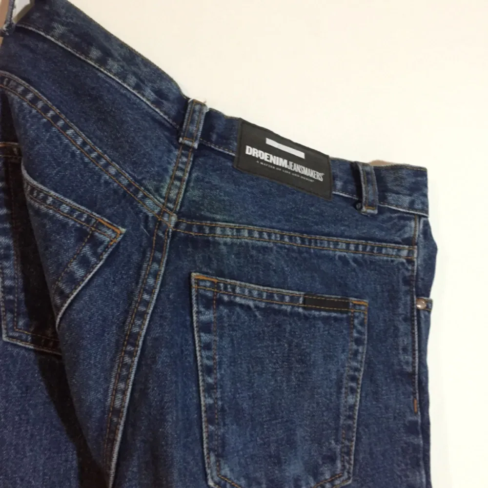 Mörkblå momjeans från drdenim köpt på carlings. Använda endast en gång så superfint skick! Köparen betalar frakt. Jeans & Byxor.