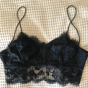  - Crop top i spets från Gina Tricot, grym till fest. + Frakt 20kr