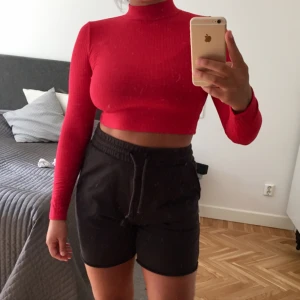  - En cropped top i ribbat material från Urban. Den är i en storlek Small och är väldigt strechig i tyget. I mycket gott skick. Jag är en storlek 38/M och är 169 cm. Köparen står för frakt (36 kr) 📬