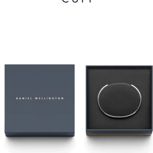  - Säljer exakt denna Daniel Wellington cuff i storlek small, färgen silver. Boxen medföljer & den är använd en gång. Nypris är 500kr 