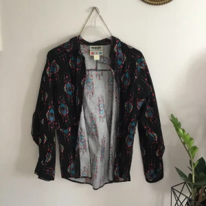  - Wrangler skjorta. Är en L men tycker att den passa lika bra som M och även oversize till S 