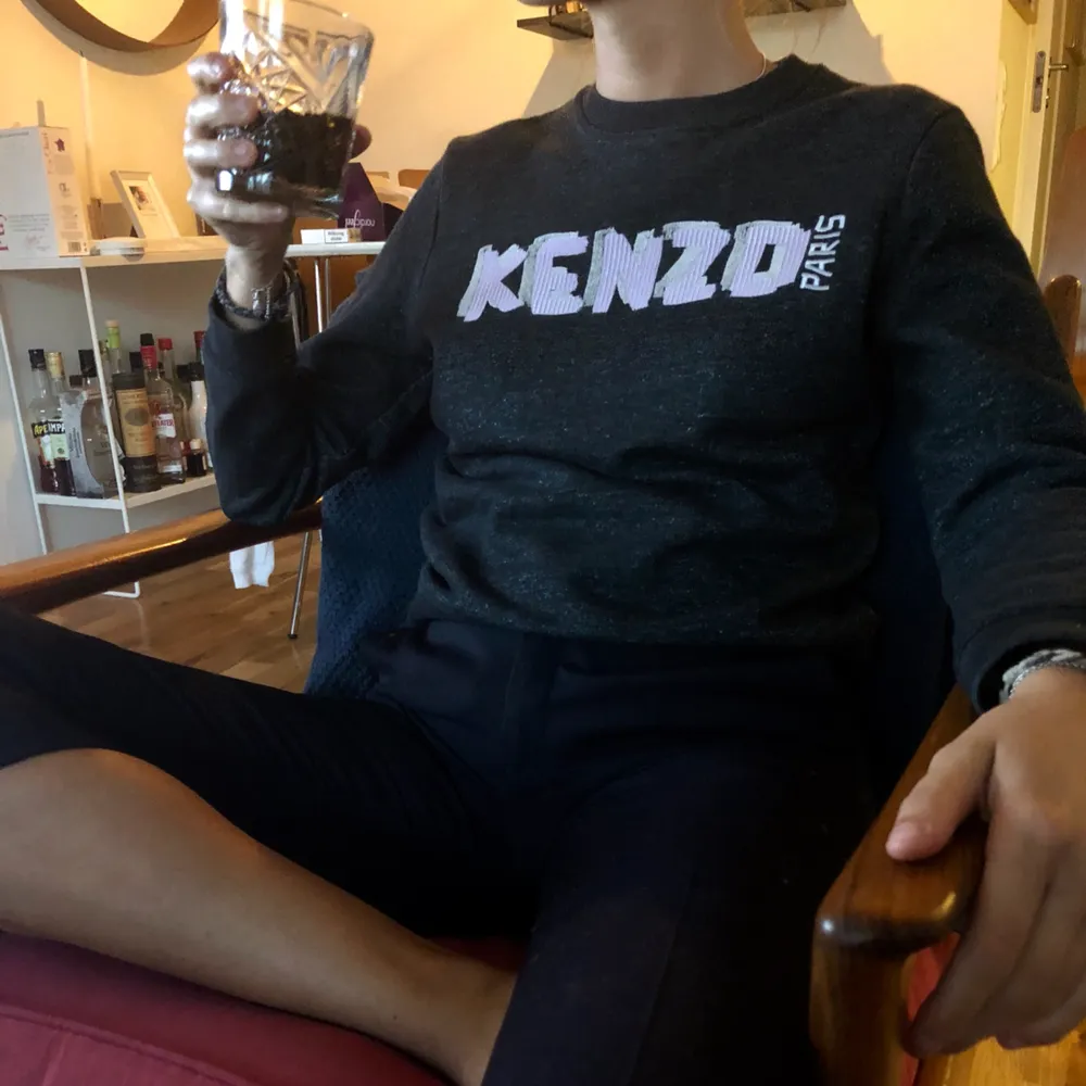 Kenzo sweatshirt - 100% bomull Ordinarepris: 2500kr, köpt på nathalie schuterman för något år sedan. Den är använd men i bra skick.  Köparen står för frakten. . Stickat.
