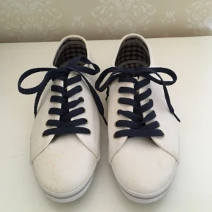  - Ett par helt oanvända Fred Perry tygskor i storlek 37. Originalpris 699kr. Priset kan diskuteras och fraktkostnad tillkommer. 