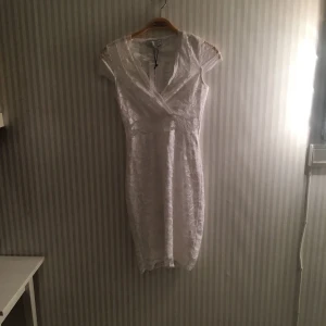  - Vit klänning, från bubbleroom, bara testad, säljes pågrund av att den var för liten ❤️ ca 50kr i frakt