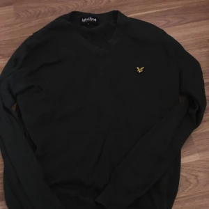  - Mörkgrön trja från Lyle & Scott i storlek M