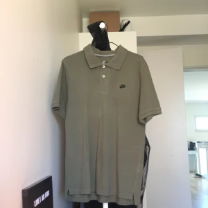  - vintage Nike piké i fin khakigrön färg! säljs då den inte används av mig, fint skick! herrstorlek M men passar mig som har storlek S, passar många olika storlekar beroende på hur man vill att den sitter!