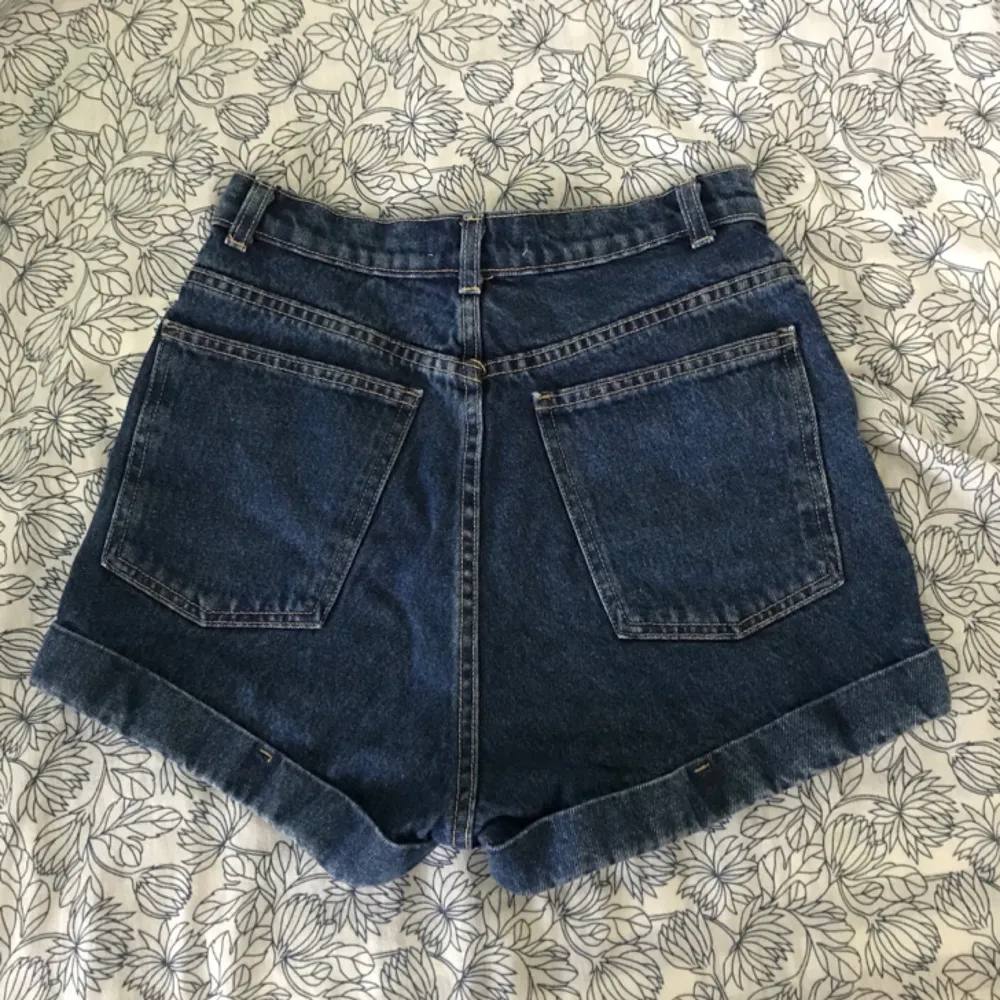 Blå jeansshorts från American Apparel, storlek 28. Har endast använts ett fåtal gånger. Frakt är inräknat i priset.. Shorts.