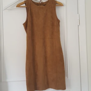  - Jättefin (fake)mockaklänning från gina tricot. Använd en gång! Passar dig som är S-M. 