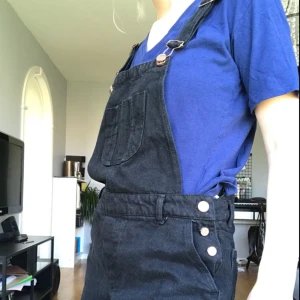  - Hängselshorts från bikbok. Använda fåtal gånger. Möts upp i Stockholm annars tillkommer frakt!