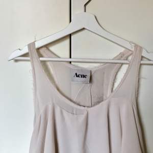 Acne Studios chiffon klänning i en bleknad lavender färg. Första bilderna gör färgen rättvis. Jätte smickrande på och perfekt till sommaren! 