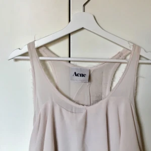  - Acne Studios chiffon klänning i en bleknad lavender färg. Första bilderna gör färgen rättvis. Jätte smickrande på och perfekt till sommaren! 