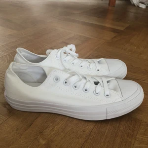  - Säljer dessa sprillans nya supersnygga vita låga converse pga fel storlek. Strl 39.  Kan mötas i T-Centralen/skogås eller frakta (köparen står för frakt).
