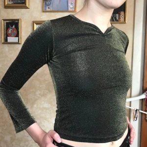  - glittertröja köpt second hand. Möts i gbg, annars står köparen för frakten!