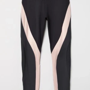  - CONSCIOUS. Ekologiskt plagg. Ett par träningstights i snabbtorkande funktionsmaterial med ventilerande meshpartier. Tightsen har bred mudd och dold nyckelficka i midjan. Polyestern i tightsen är återvunnen. Tvätt  40 grader  Nypris 300kr Aldrig använda. 