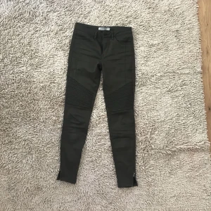  - Snygga brallor från Zara! Lite räfflade på låren och dragkedja längst ner👍🏼 använda en gång:) militärgrön cool färg👍🏼 Frakt: 35kr😋
