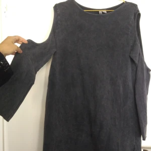  - Grå/blå lång tröja med öppna överärmar, från H&M.  Gratis frakt!