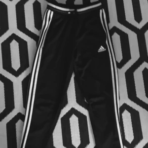  - Adidas byxor ( xs)             