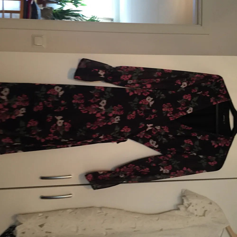 Blommig klänning från Gina Tricot i storlek 38. Klänningar.