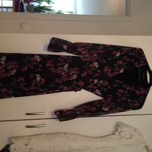Blommig klänning från Gina Tricot i storlek 38