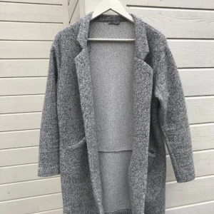  - Grå kappa i storlek S med med fickor från zara! Aldrig använd!