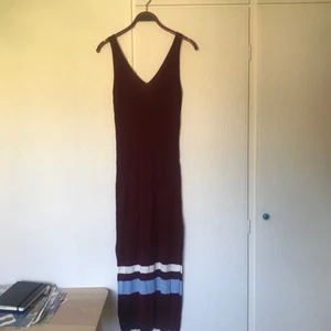  - Ribbad, vinröd långklänning från H&M, storlek XS. Ränder, samt slitsar på båda sidor. En liten tråd har lossat från ena axelbandet (bild 3),  men det borde inte vara någon fara! pris + frakt, som köparen står för