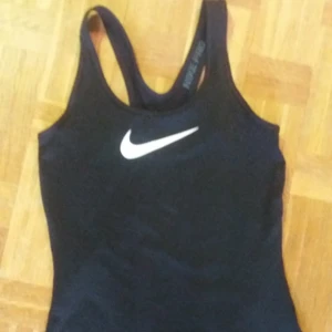  - Nike träningslinne. Knappt använd. Storlek S. Frakt: 36kr.