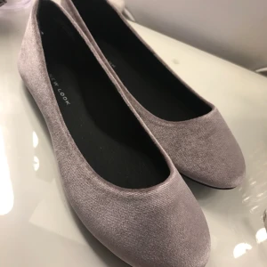  - Jätte fina ljus ljus lila färg och är i sammet. Aldrig använda och köpta på Zalando. Kan frakta men då står ni för frakten😊