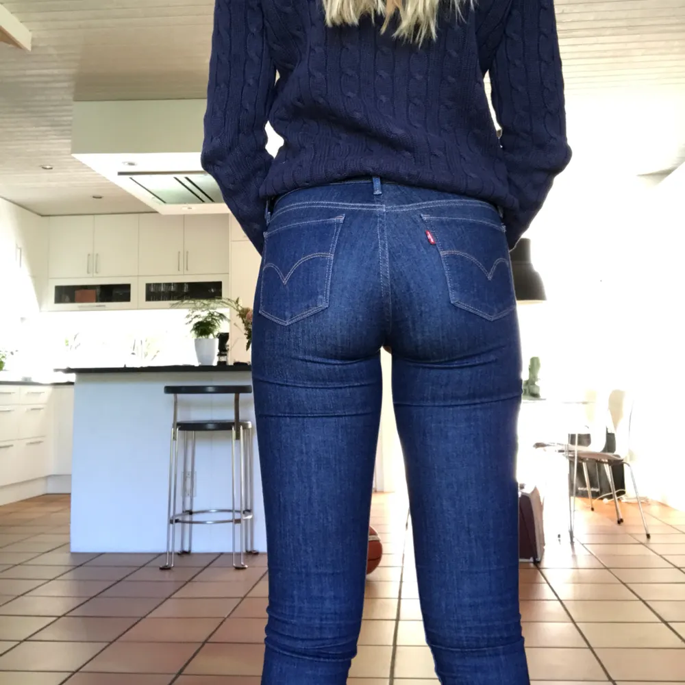 Levis jeans i modellen super skinny som är ungefär ett år gamla men endast använda 2-3 gånger då färgen inte är i min smak. Bra skick och mycket sköna byxor. Längd 32 och storlek 26. Jeans & Byxor.