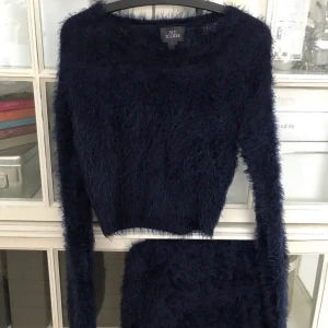  - Oanvänt sett från Nelly, mörkblått och fluffigt och sååååå mysigt! Skulle nog säga M istället för S :)