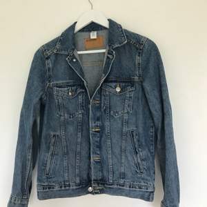 Jeansjacka från H&M, stl 36. Köpt förra sommaren, sparsamt använd och i mycket gott skick!