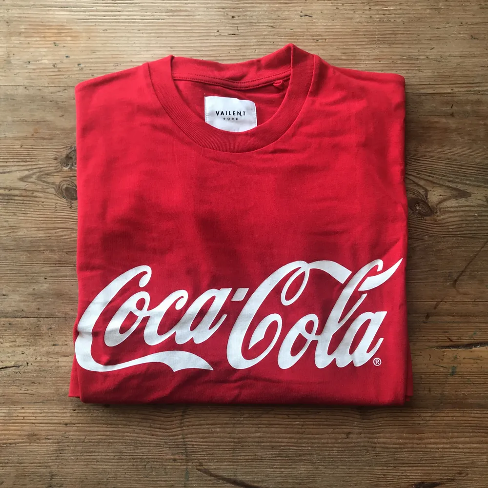 coca-cola t-shirt från carlings, aldrig använd.  köparen står för frakt. . T-shirts.