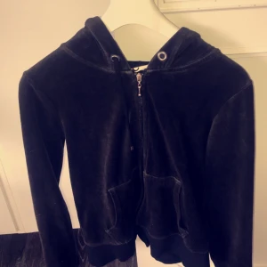  - Svart tröja från Cubus med luva. Storlek M.   Tjej bosatt i Västerås. DM:a vid intresse! Pris kan diskuteras. Inga byten. Köparen står för eventuella fraktkostnader. 😃 tar swish & kontanter. 💸