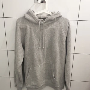  - Grå hoodie från stadium med storlek L, köpt i somras då jag var mer inne på hoodies men nu ligger den bara inne i garderoben och skräpar.