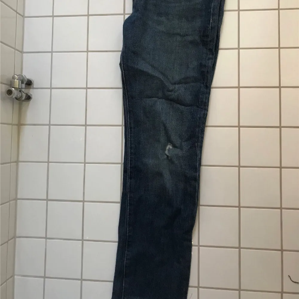 Snygga levisjeans knappt använda. Storlek 25. Klippt av dom, så från midja till byxslut, 97 cm. . Jeans & Byxor.