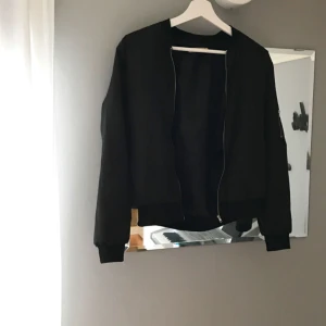  - Fin bomber jacka i tunt material, perfekt för vår och sommar. Svart i storlek xs/s. Använd ett fåtal gånger. Hel och ren. Fraktas mot kostnad.