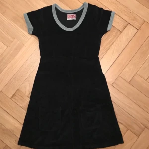  - Klänning i svart frotté-material med gråa kanter och små fickor. Osäker på storlek, men gissar på XS. Nån blandning av 60-tal & 90-tal. Supersöt till våren och sommaren! ✨🌸✨