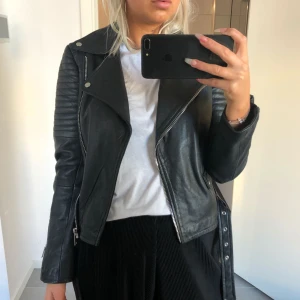  - Skinnjacka i äkta skinn från Zara. Perfekta bikermodellen som inte är för kort, eller för lång. Avtagbart bälte. Som ny endast prövad. Nypris 1299:- 